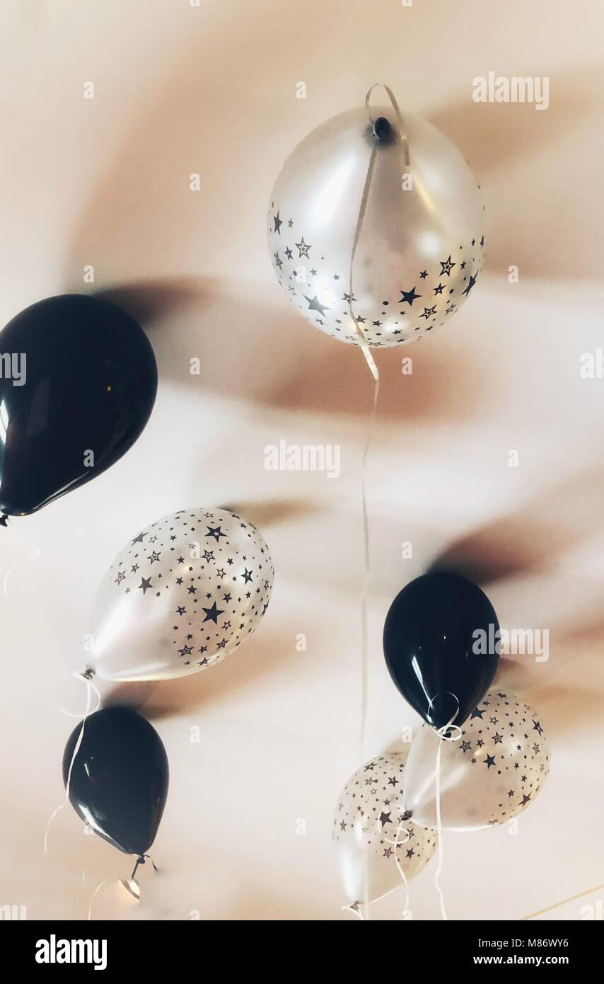 Mit Helium gefüllte Ballons an der Decke Stockfoto