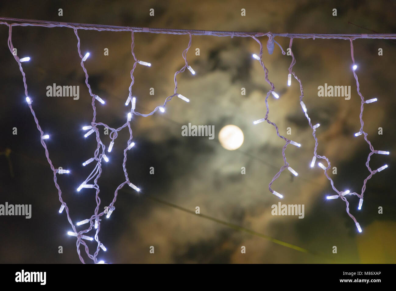 Dekorative LED-Leuchten mit einer unscharfen Mond in den Wolken Stockfoto