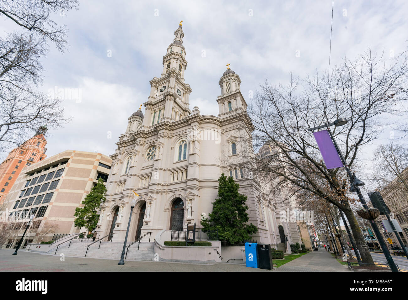 Sacramento, FEB 20: Außenansicht der schönen Kathedrale des Heiligen Sakraments am 20.Februar, 2018 in Sacramento, Kalifornien Stockfoto