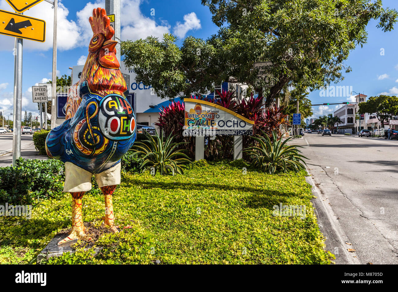Große und farbenfrohe Hahn Skulptur am Straßenrand, Calle Ocho, Little Havana, Miami, Florida, USA. Stockfoto