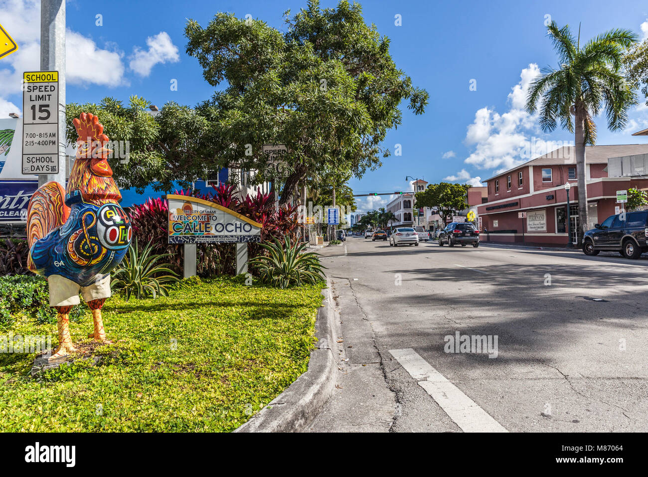 Große und farbenfrohe Hahn Skulptur am Straßenrand, Calle Ocho, Little Havana, Miami, Florida, USA. Stockfoto