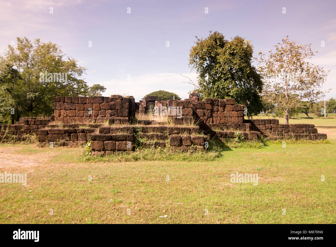 Die Khmer Ruine von Kuti Rusi in der Nähe der Stadt Phimai in der Provinz Nakhon Ratchasima in Isaan in Thailand. Thailand Phimai, November, 2017 Stockfoto