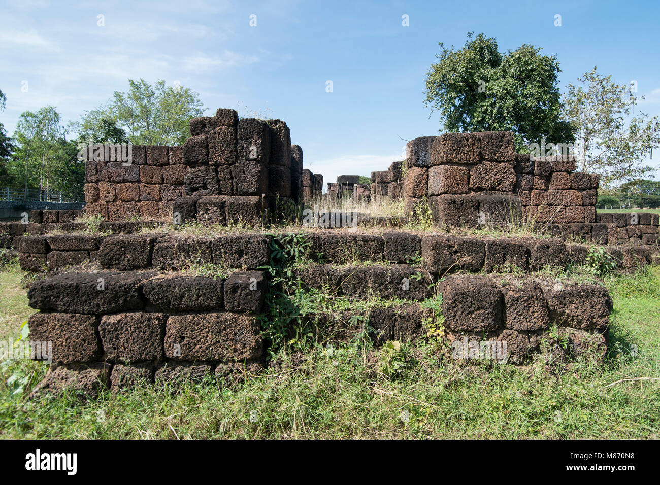 Die Khmer Ruine von Kuti Rusi in der Nähe der Stadt Phimai in der Provinz Nakhon Ratchasima in Isaan in Thailand. Thailand Phimai, November, 2017 Stockfoto