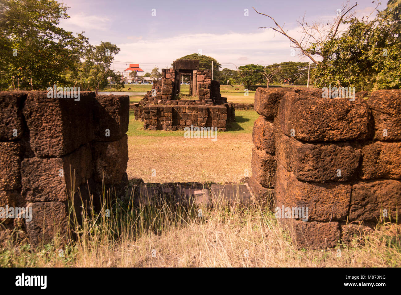 Die Khmer Ruine von Kuti Rusi in der Nähe der Stadt Phimai in der Provinz Nakhon Ratchasima in Isaan in Thailand. Thailand Phimai, November, 2017 Stockfoto