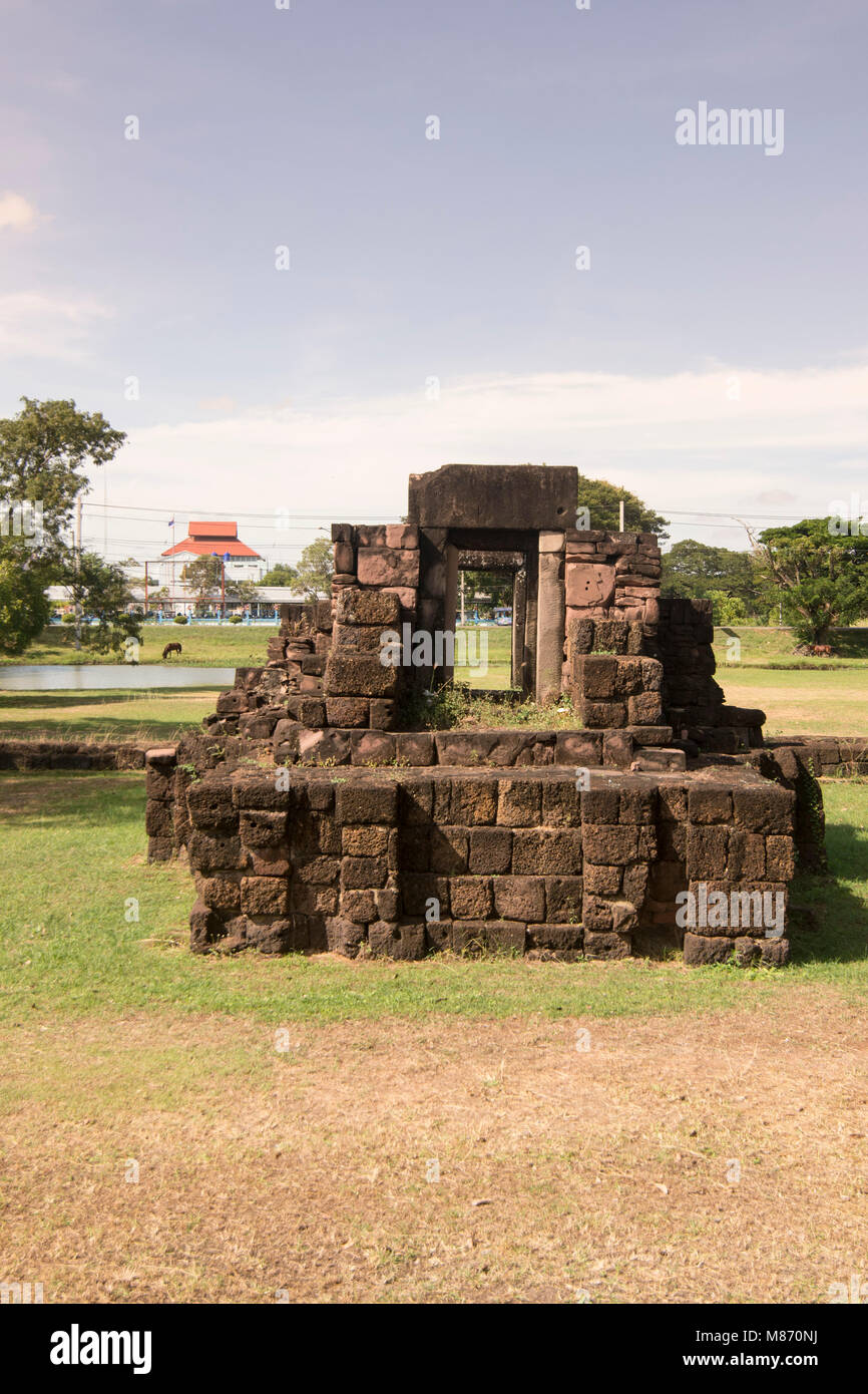 Die Khmer Ruine von Kuti Rusi in der Nähe der Stadt Phimai in der Provinz Nakhon Ratchasima in Isaan in Thailand. Thailand Phimai, November, 2017 Stockfoto