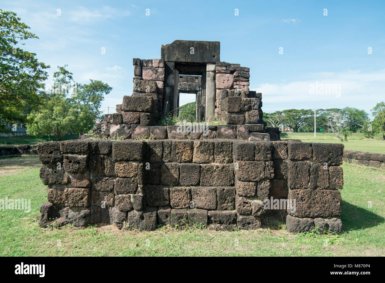 Die Khmer Ruine von Kuti Rusi in der Nähe der Stadt Phimai in der Provinz Nakhon Ratchasima in Isaan in Thailand. Thailand Phimai, November, 2017 Stockfoto