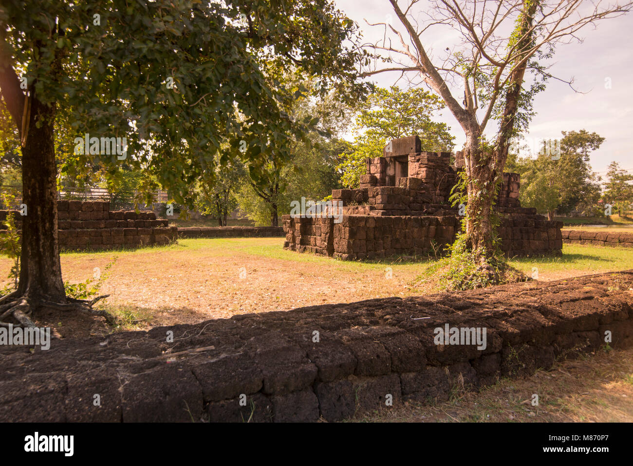 Die Khmer Ruine von Kuti Rusi in der Nähe der Stadt Phimai in der Provinz Nakhon Ratchasima in Isaan in Thailand. Thailand Phimai, November, 2017 Stockfoto
