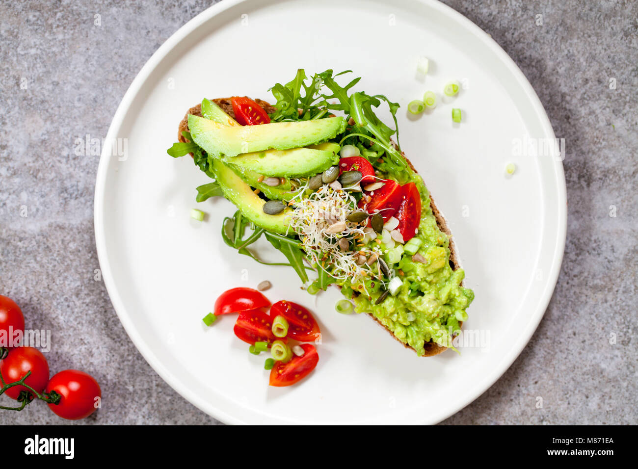 Roggen Toast mit Avocado, Tomaten und Alfalfa Sprossen Stockfotografie ...