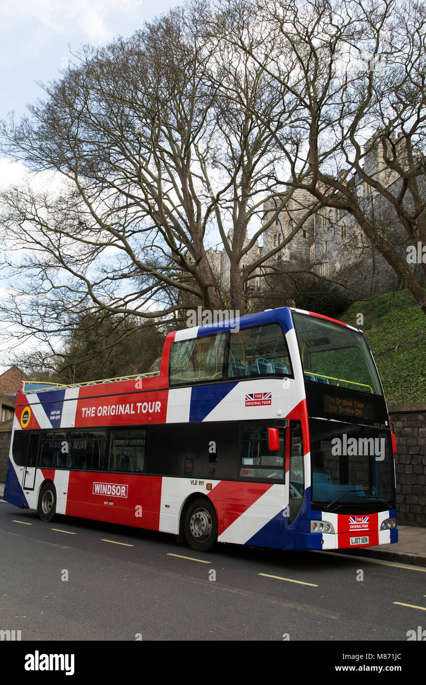 Doppeldecker Tourbus Windsor in England. Die offenen Bus ist mit einem Union Jack gemalt. Stockfoto
