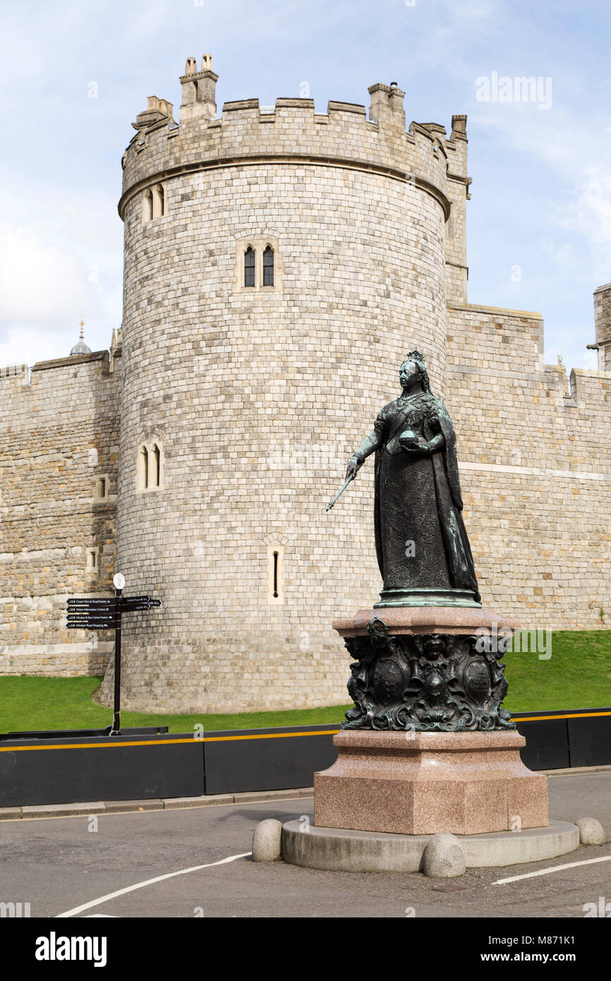 Statue von Queen Victoria außerhalb von Schloss Windsor Windsor in England. Der Monarch regierte von 1837 bis 1901 und war auch die Kaiserin von Indien. Stockfoto