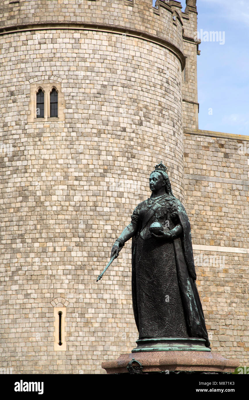 Statue von Queen Victoria außerhalb von Schloss Windsor Windsor in England. Der Monarch regierte von 1837 bis 1901 und war auch die Kaiserin von Indien. Stockfoto