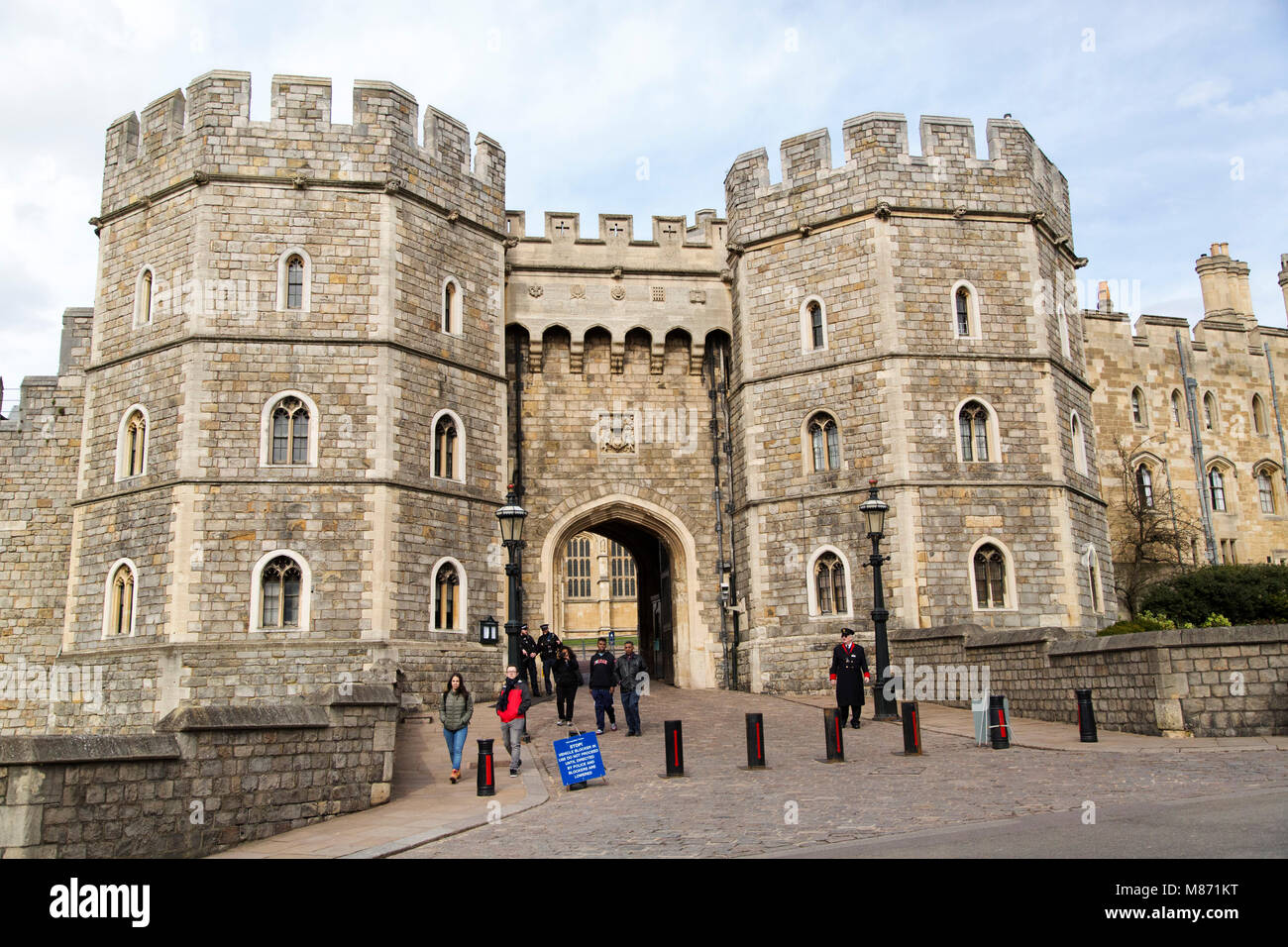 Tor im Schloss Windsor Windsor in England. Das Schloss stammt aus der normannischen Eroberung Englands und ist eine königliche Residenz. Stockfoto
