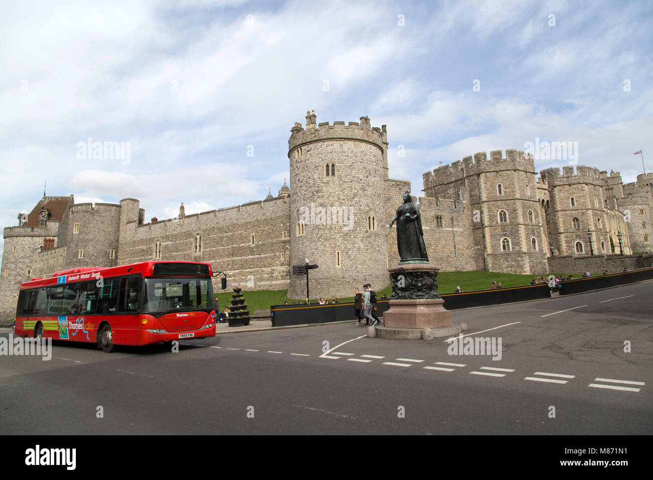 Ein Bus fährt eine Statue von Queen Victoria und Windsor Castle Windsor in England. Der Monarch regierte von 1837 bis 1901 und war auch die Kaiserin von Indien. Stockfoto