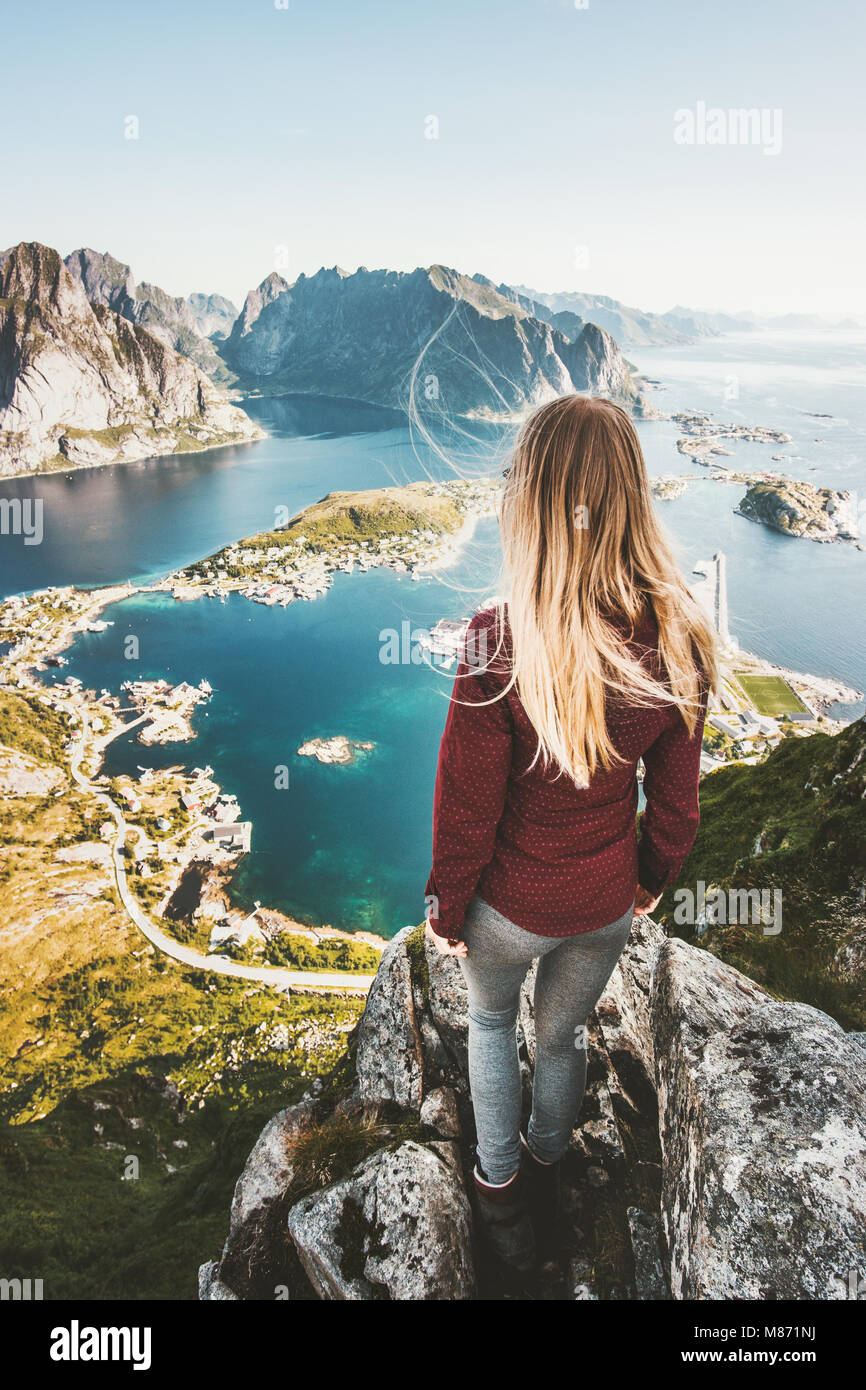 Frau touristische Reisen in Norwegen steht auf einer Klippe Berg Luftaufnahme Lofoten lifestyle Erkundung Konzept Abenteuer outdoor Sommer Urlaub Stockfoto