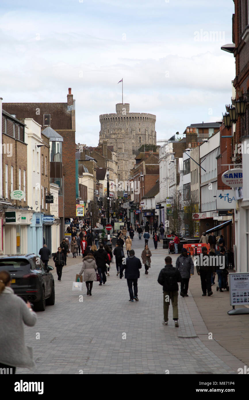 Menschen auf Peascod Street Windsor in England. Windsor Castle, eine königliche Residenz, kann von der Straße aus gesehen werden. Stockfoto