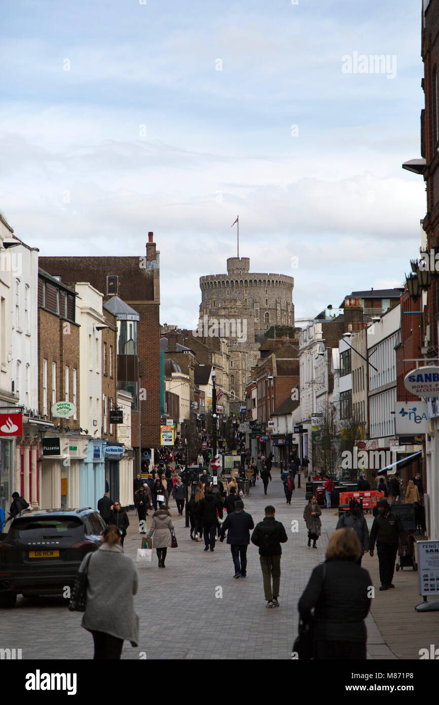 Menschen auf Peascod Street Windsor in England. Windsor Castle, eine königliche Residenz, kann von der Straße aus gesehen werden. Stockfoto