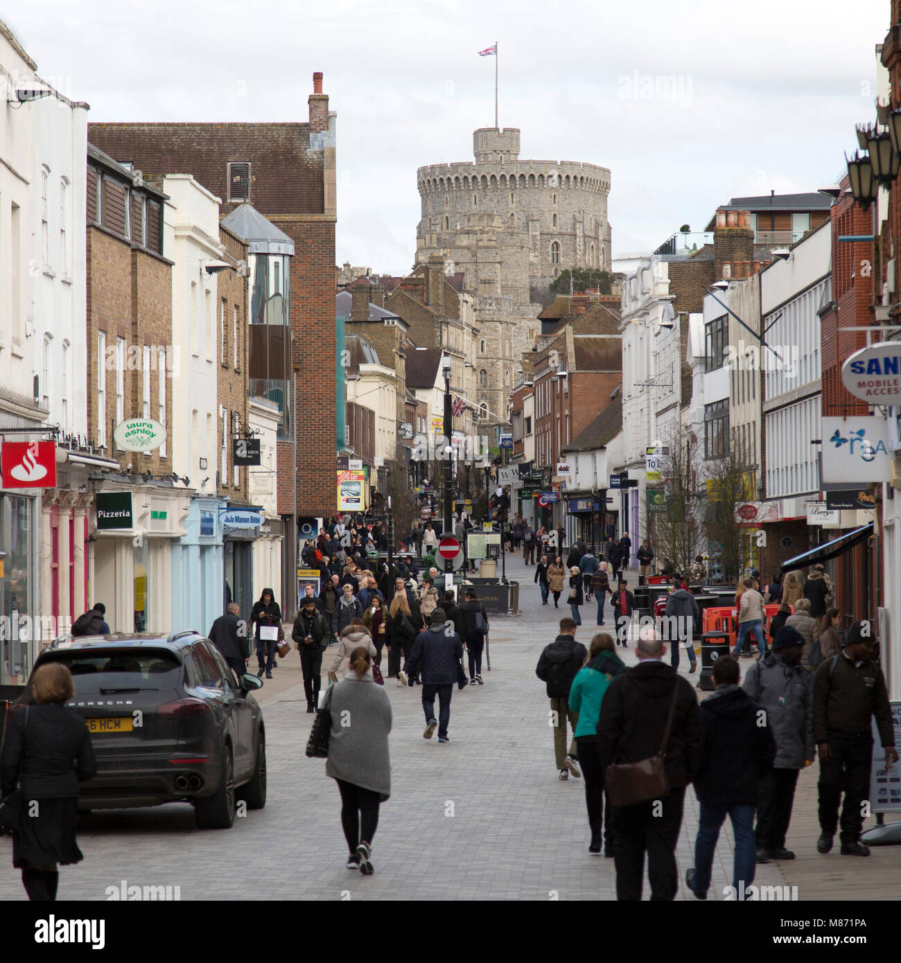 Menschen auf Peascod Street Windsor in England. Windsor Castle, eine königliche Residenz, kann von der Straße aus gesehen werden. Stockfoto