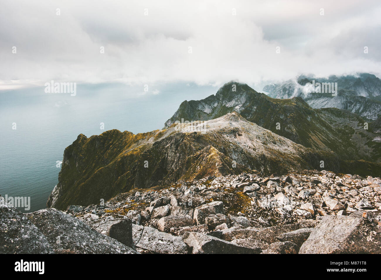 Berge Landschaft Antenne Meerblick von Hermannsdalstinden Gipfel in Norwegen Lofoten der skandinavischen Natur Stockfoto