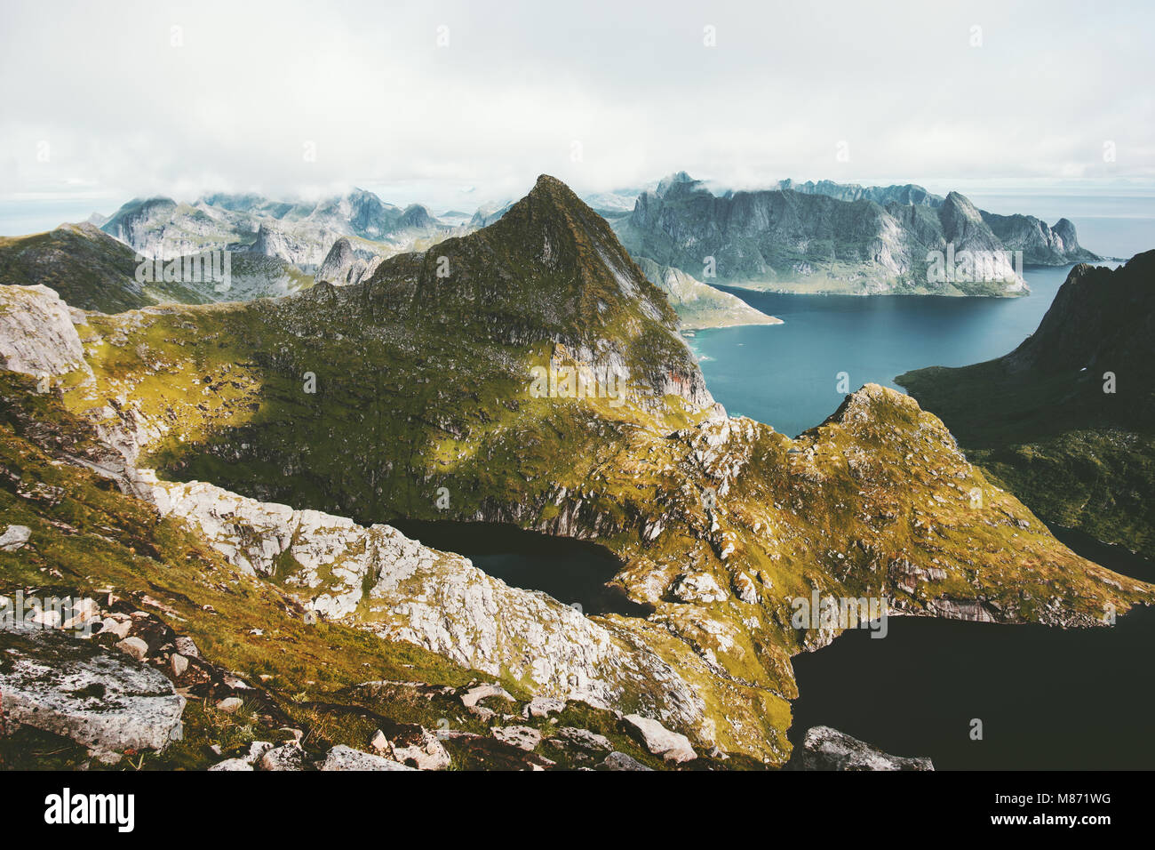 Berge und Fjorde Landschaft Luftaufnahme von Hermannsdalstinden oben in Norwegen reisen Landschaft der skandinavischen Natur Lofoten Stockfoto