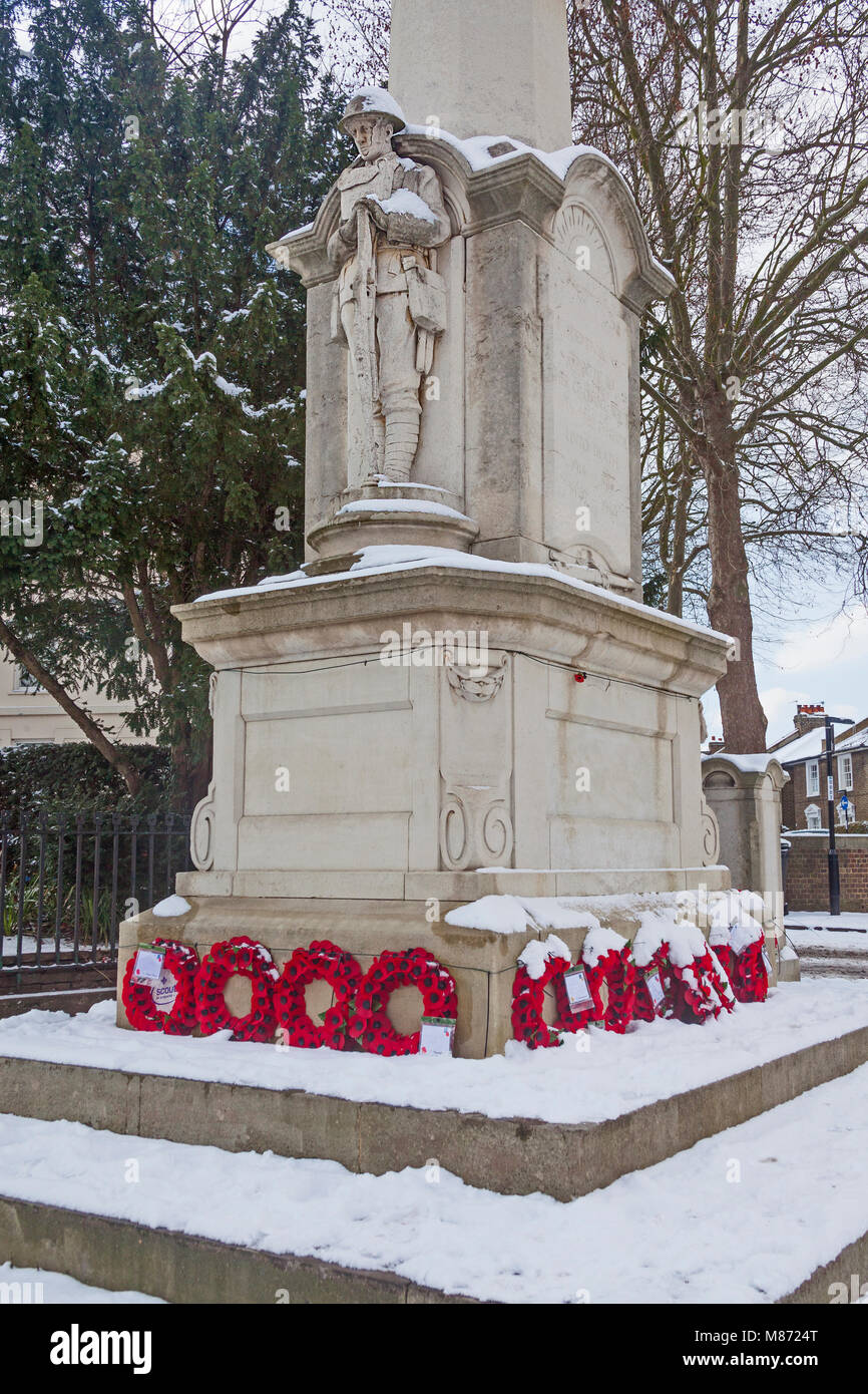 London Borough von Lewisham ein Kriegerdenkmal in Lewisham Weg nach einem Schnee Stockfoto