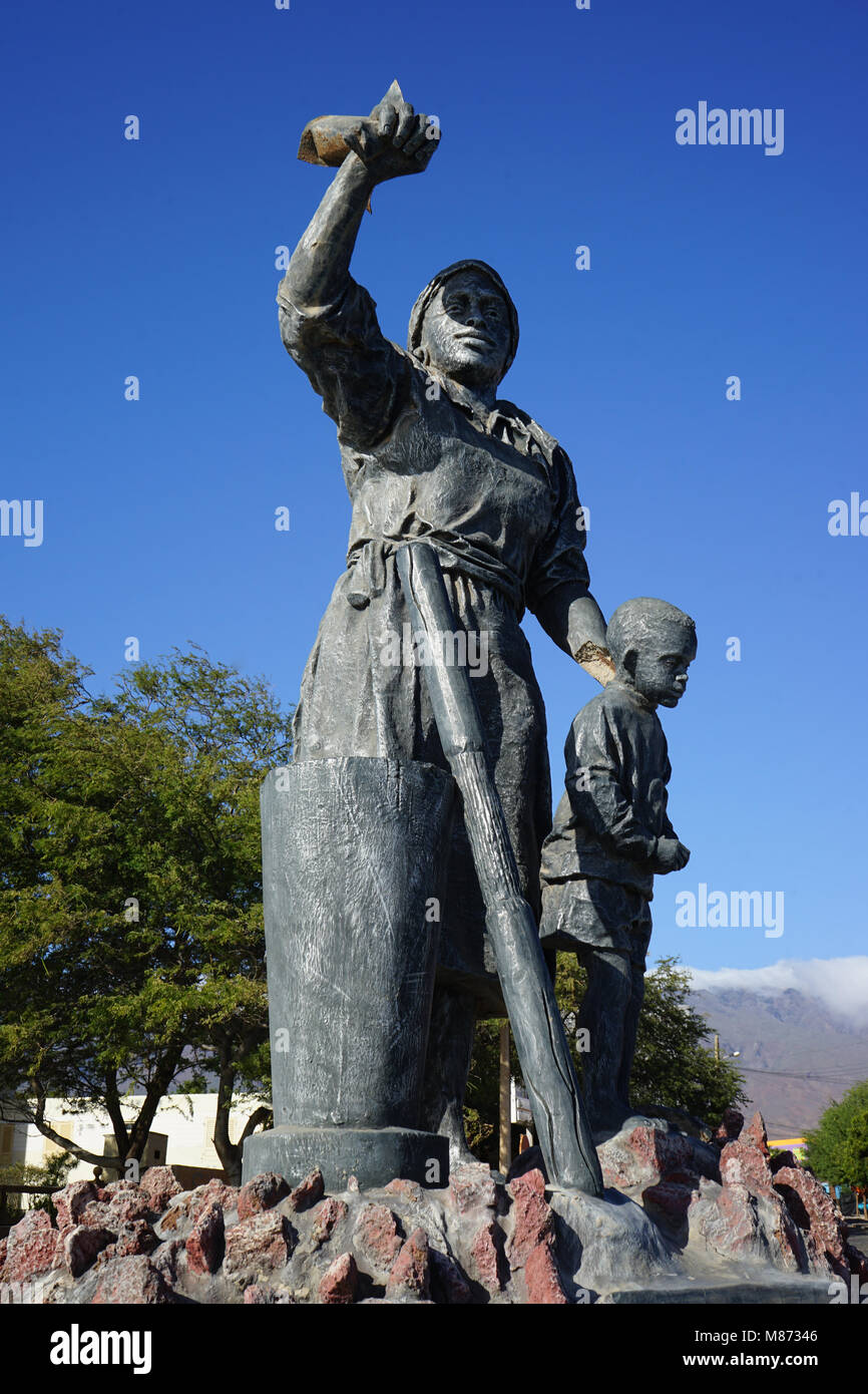 Frau winken, Denkmal für Migration von Domingos Luisa, Porto Novo, Santo Antao, Kap Verde Stockfoto