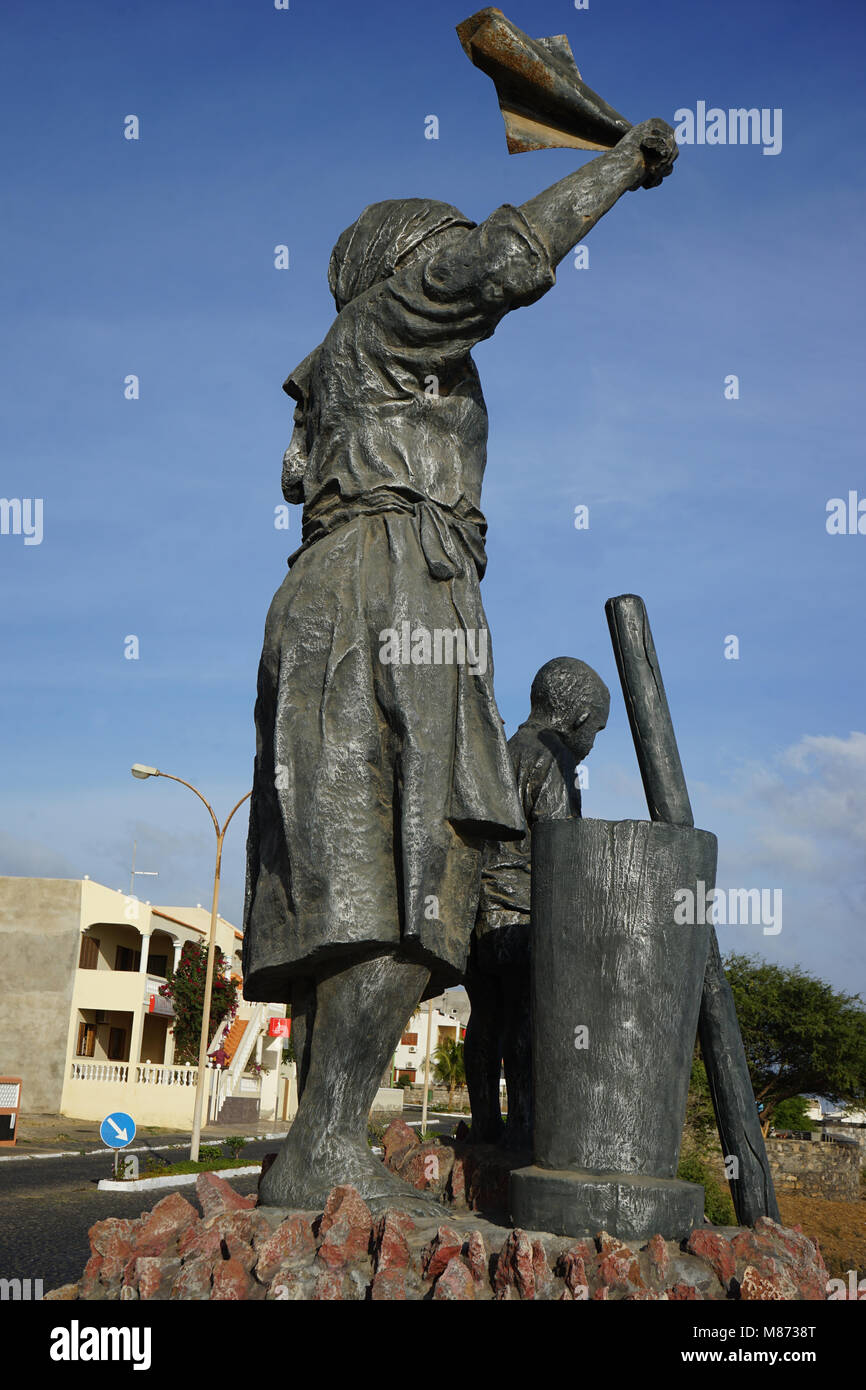 Frau winken, Denkmal für Migration von Domingos Luisa, Porto Novo, Santo Antao, Kap Verde Stockfoto