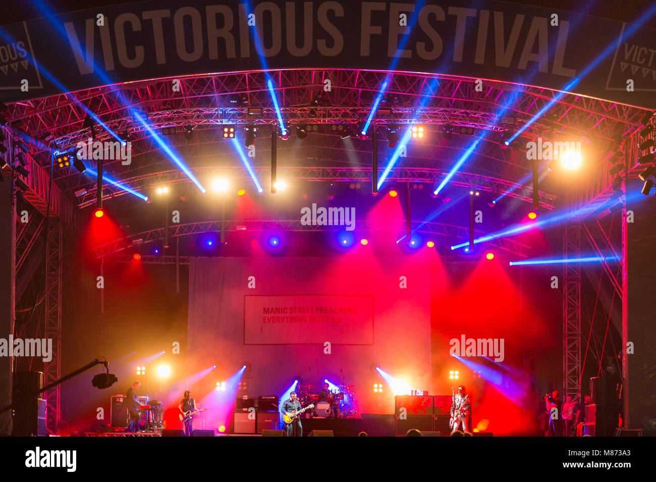 Manic Street Prediger Dachverkleidung Samstag Nacht auf der Hauptbühne am siegreichen Festival 2016, Fareham, Hampshire Stockfoto