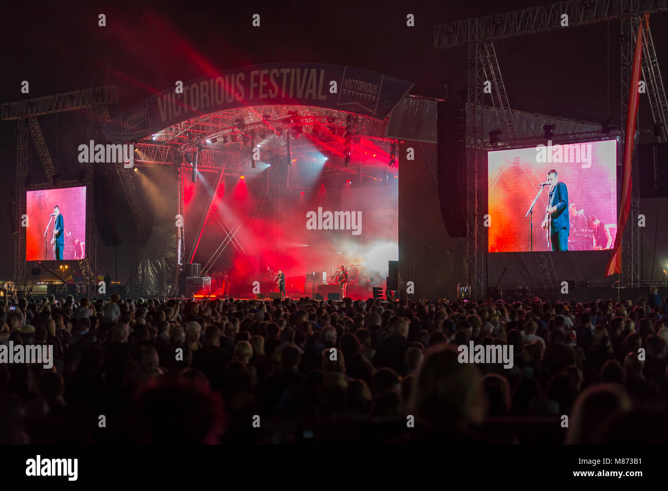 Manic Street Prediger Dachverkleidung Samstag Nacht auf der Hauptbühne am siegreichen Festival 2016, Fareham, Hampshire Stockfoto