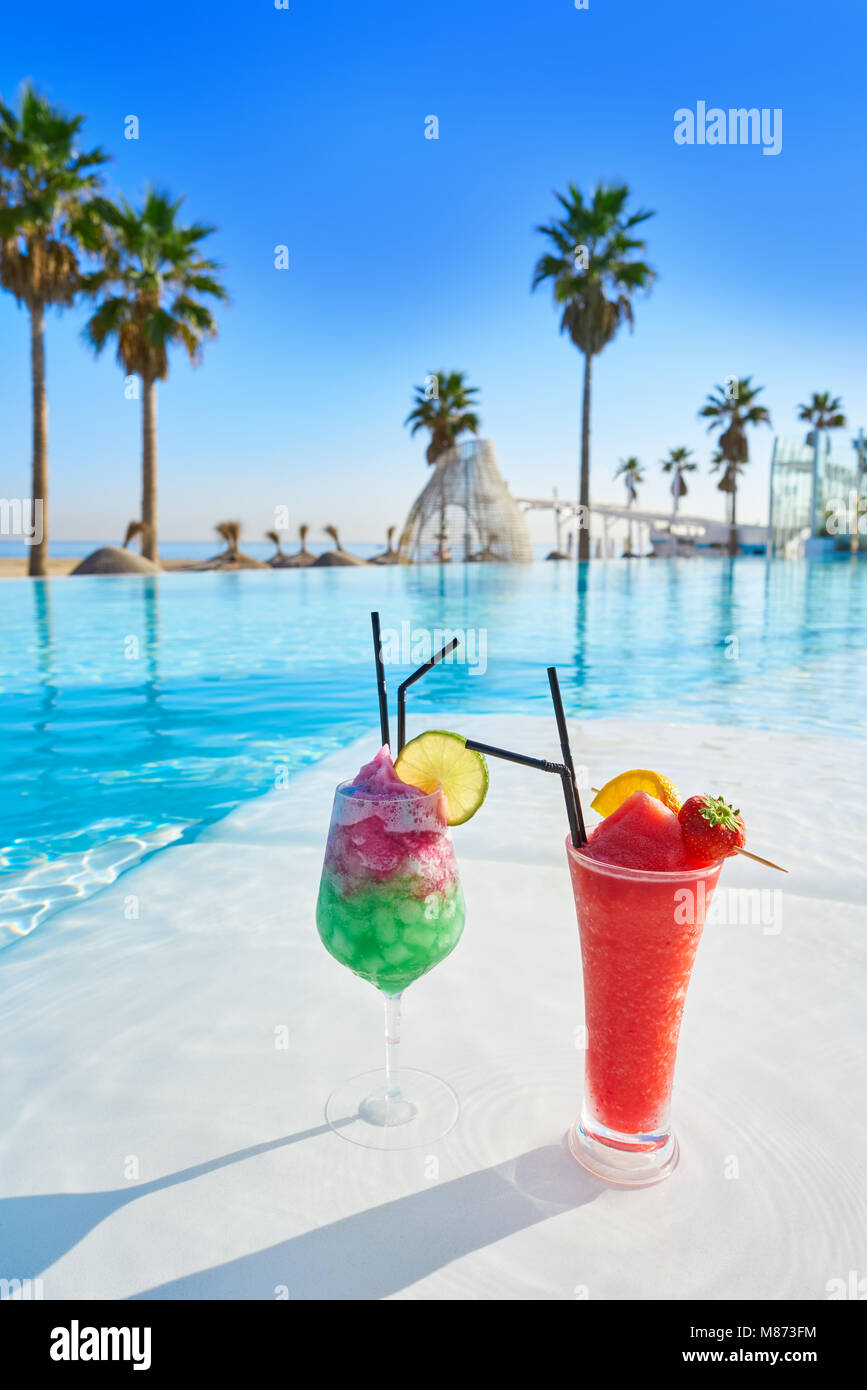 Tropische Cocktails in Resort infinity Pool Lounge Bar Stockfoto