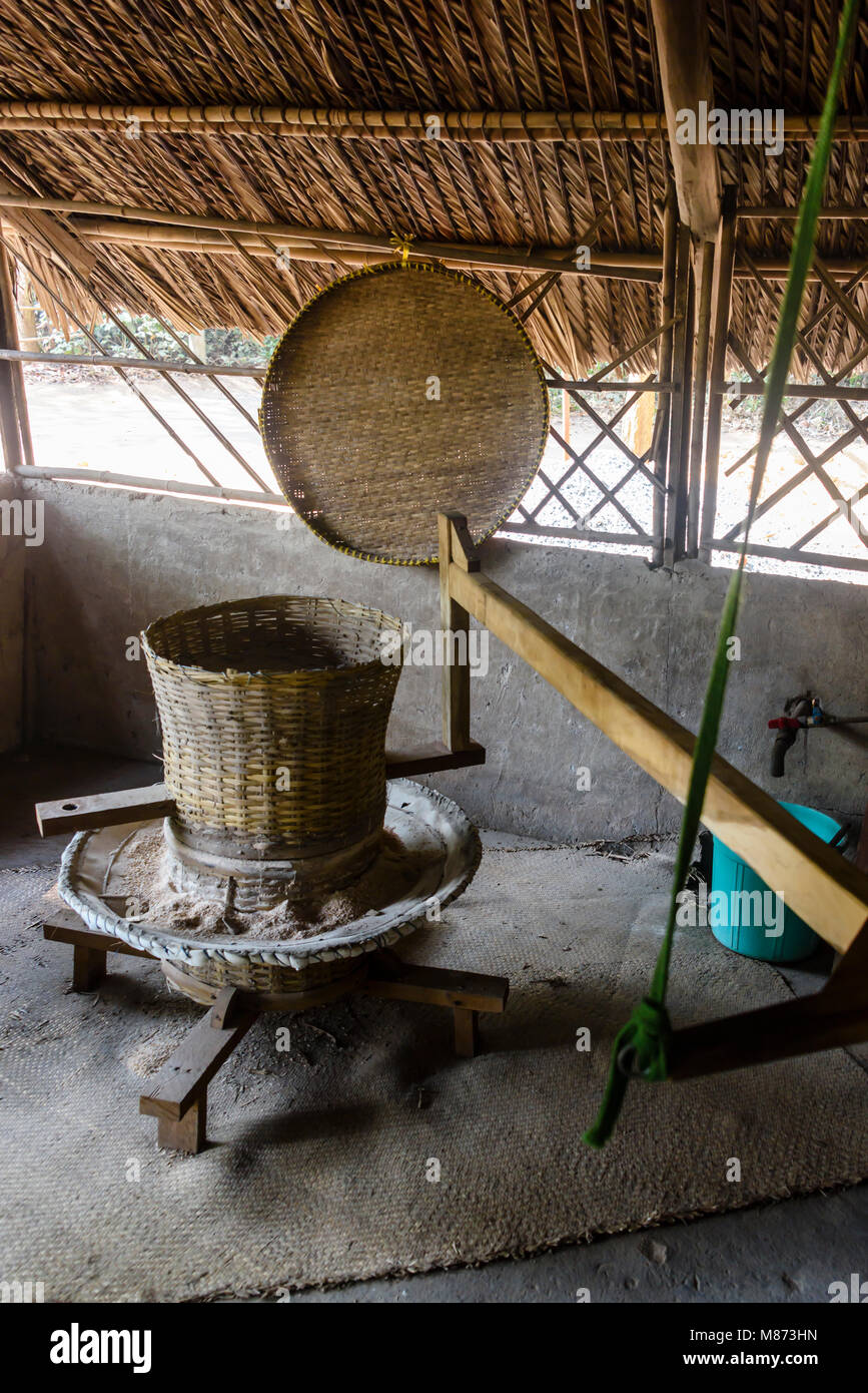 Schleifen Stein Reis mahlen, um Reispapier und Reis Nudeln zu machen. Stockfoto