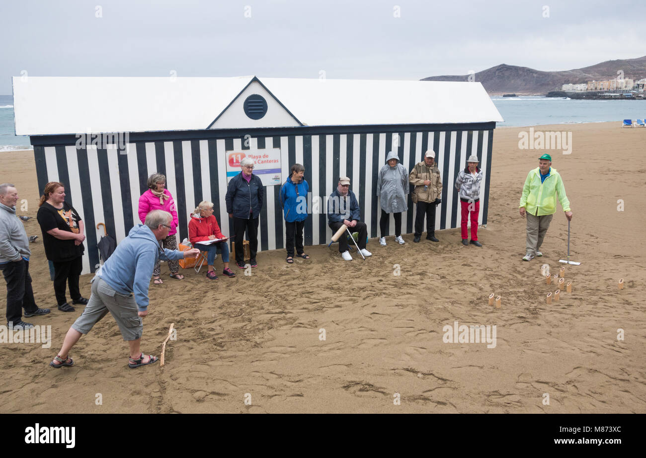 Ältere Finnen spielen mölkky (eine Kegelbahn Spiel populär in Finnland) am Strand Las Canteras in Las Palmas, Gran Canaria, Kanarische Inseln, Spanien Stockfoto