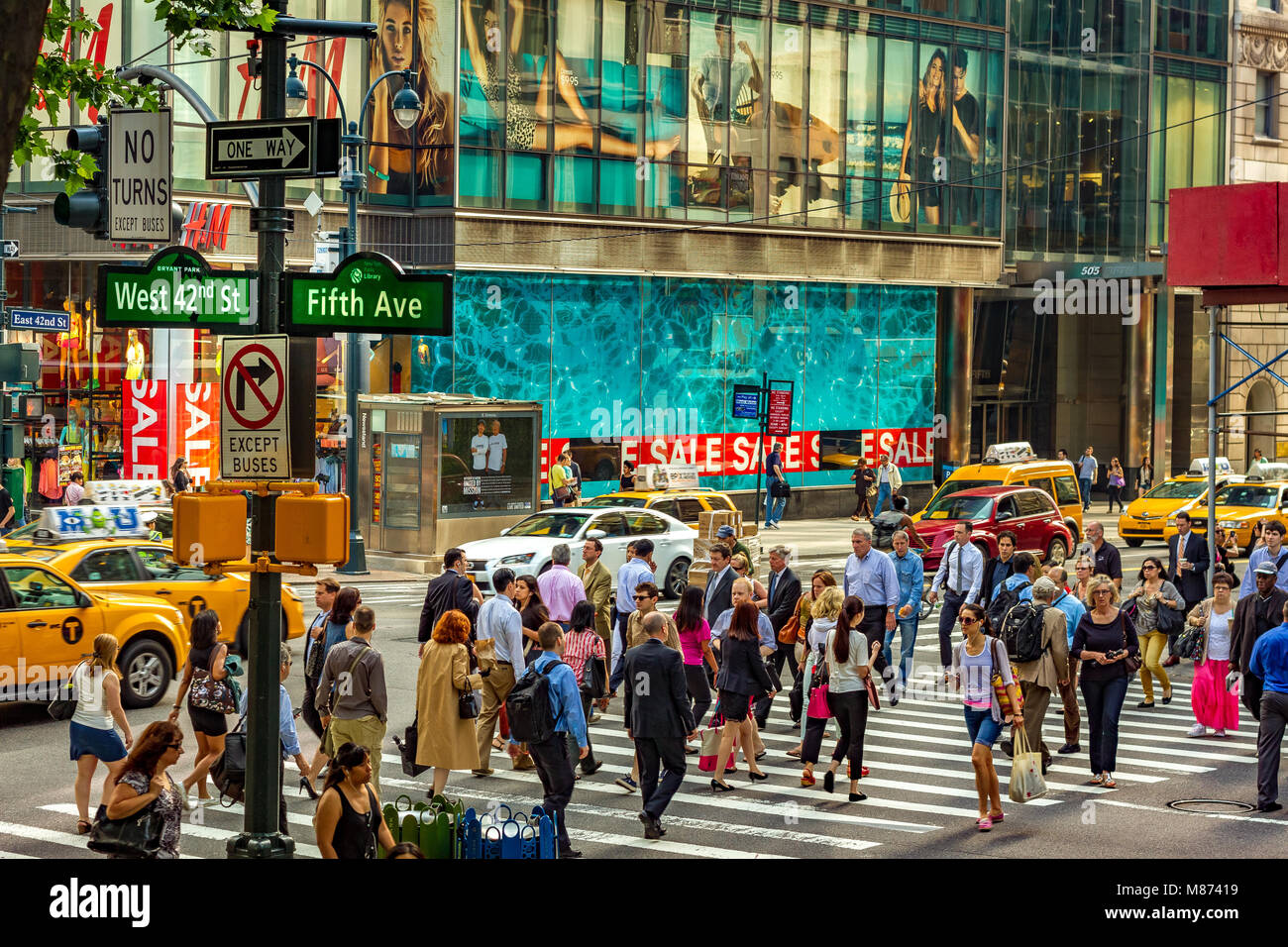 Menschenmassen auf einer Fußgängerüberführung an der 5th Avenue in Midtown Manhattan, New York City, USA Stockfoto