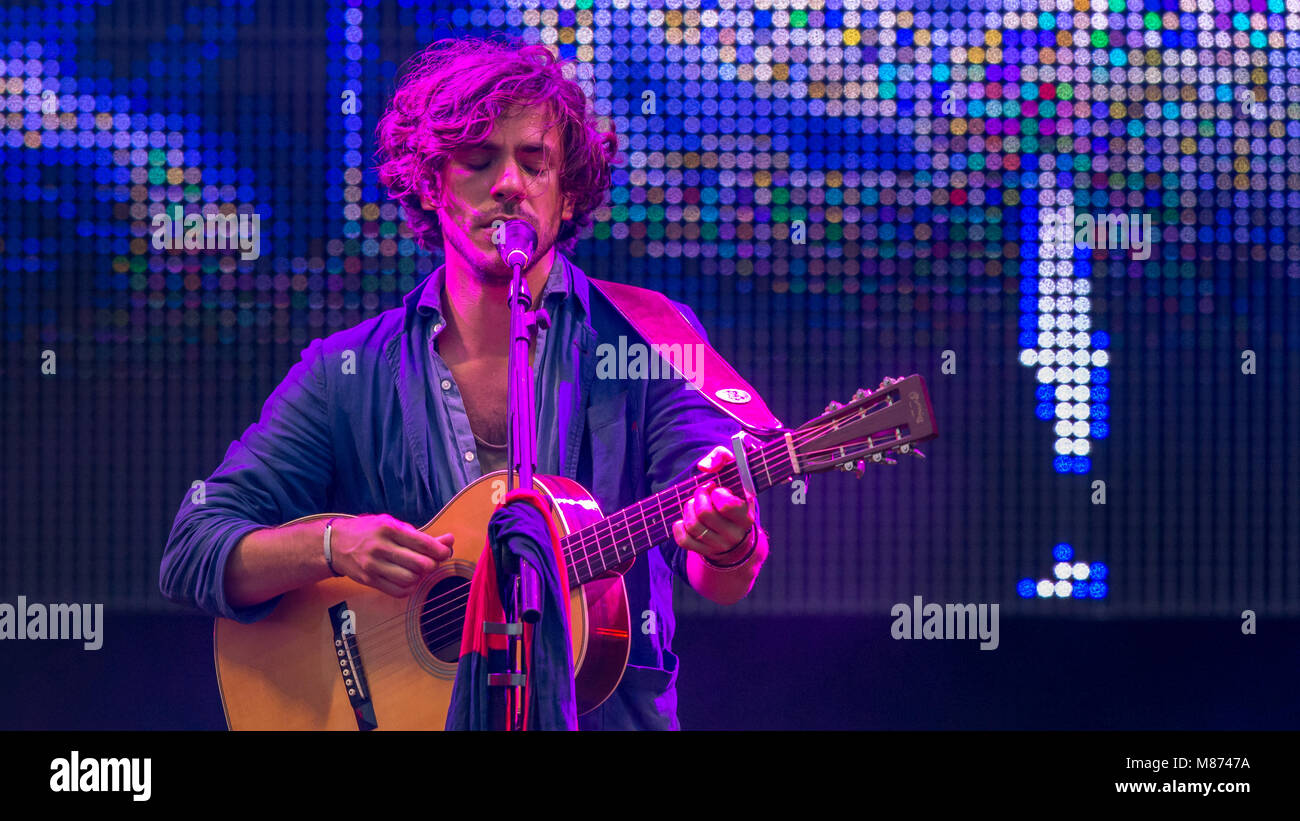 Jack Savoretti & seiner Band zu begeistern, das Schloss Bühne Massen an den siegreichen Festival 2016, Fareham, Hampshire Stockfoto