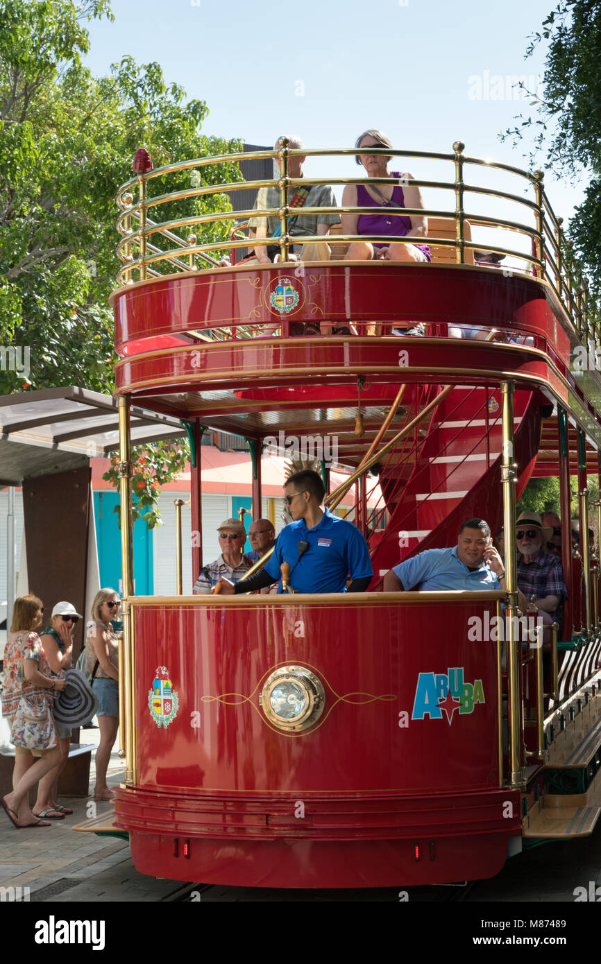 Rote Straßenbahn auf der Main Street, Aruba Stockfoto