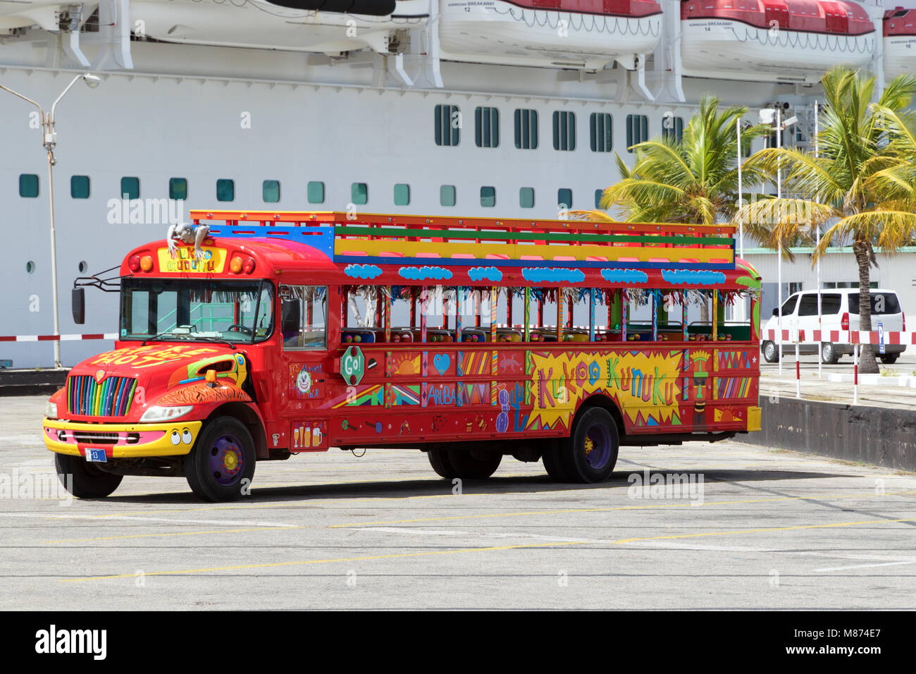 Kukoo Kunuku Touristenbus am Hafen in Aruba. Stockfoto