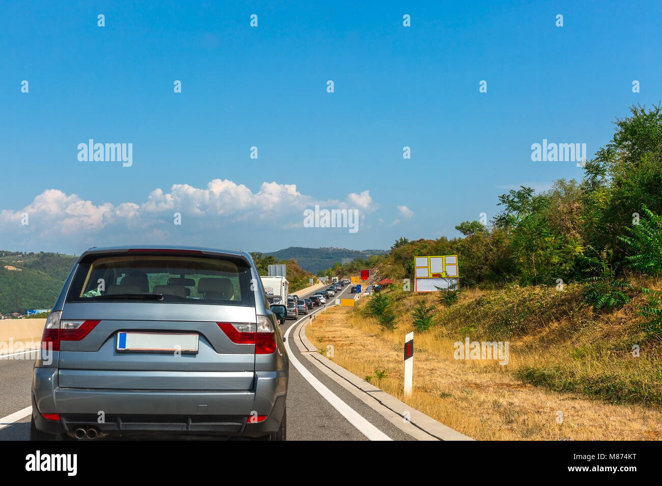 Autos sind in einem Stau auf der Autobahn in Kroatien. Platz für Text Stockfoto