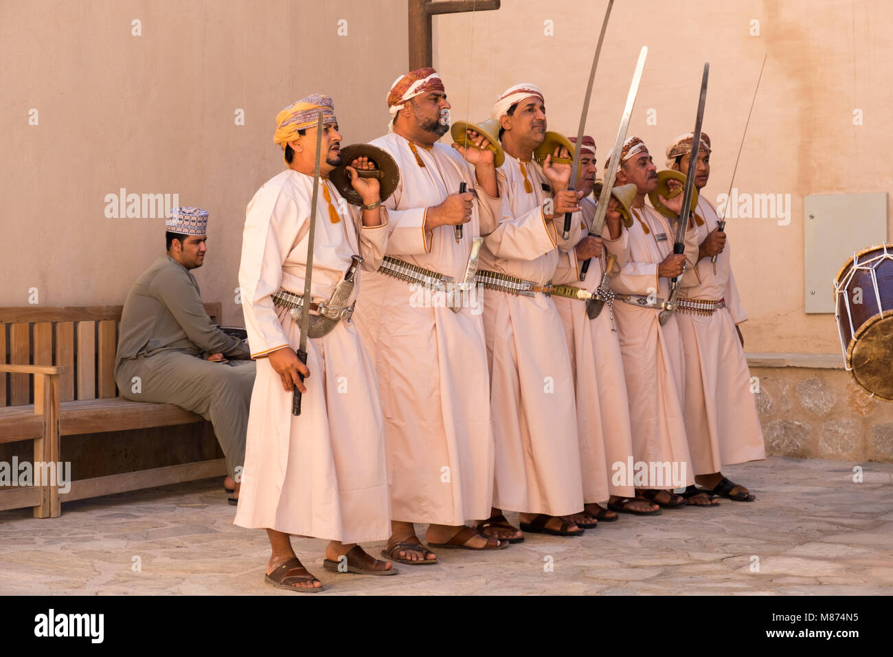 Nizwa, Oman - Oman Männer tanzen eine traditionelle Schwert Tanz in Nizwa Fort Stockfoto