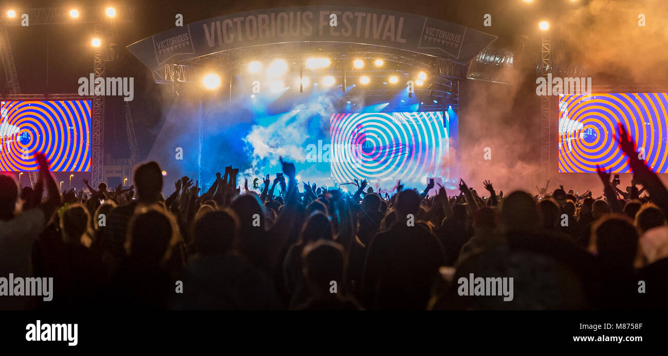 Noel Gallagher & die Hohe fliegende Vögel spielen als Headliner auf der Hauptbühne der siegreichen Festival 2016, Fareham, Hampshire Stockfoto