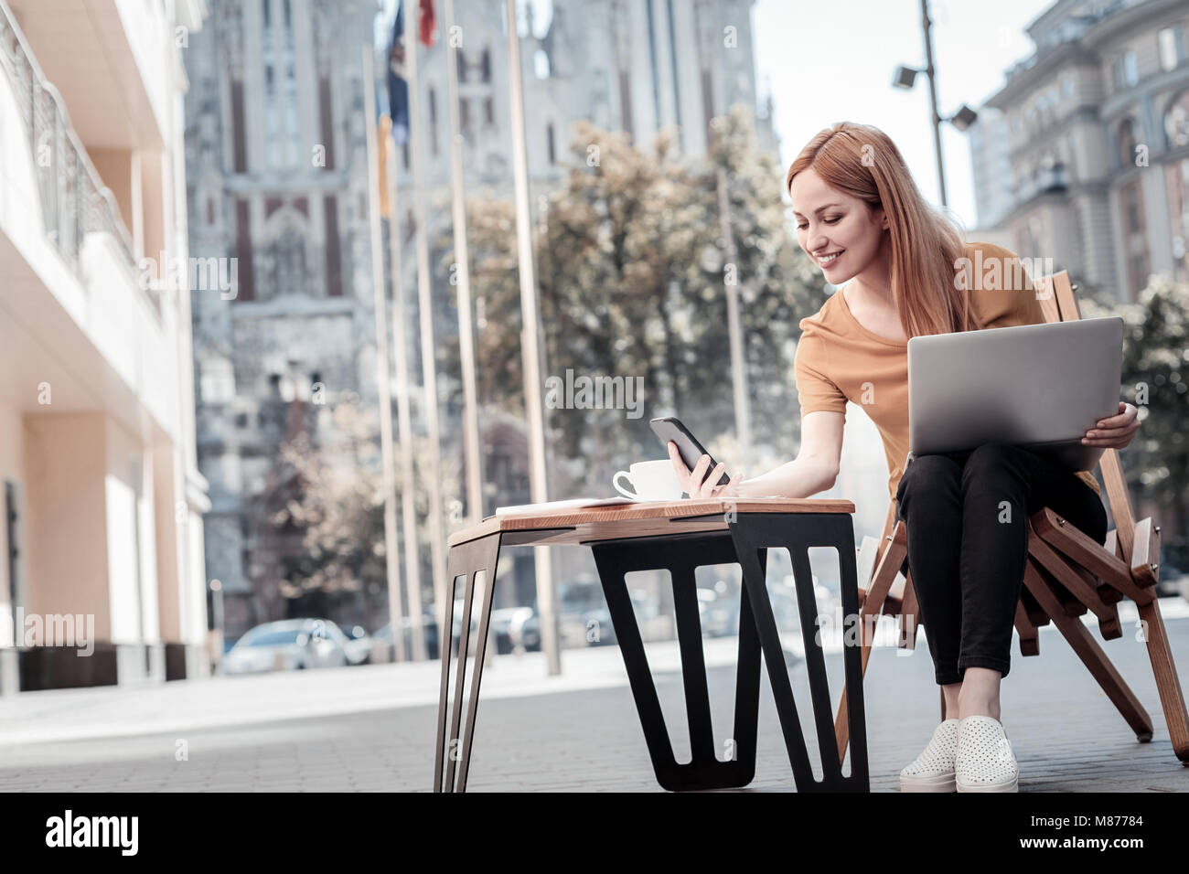 Fröhliche Frau lesen Nachricht und lächelnd Stockfoto