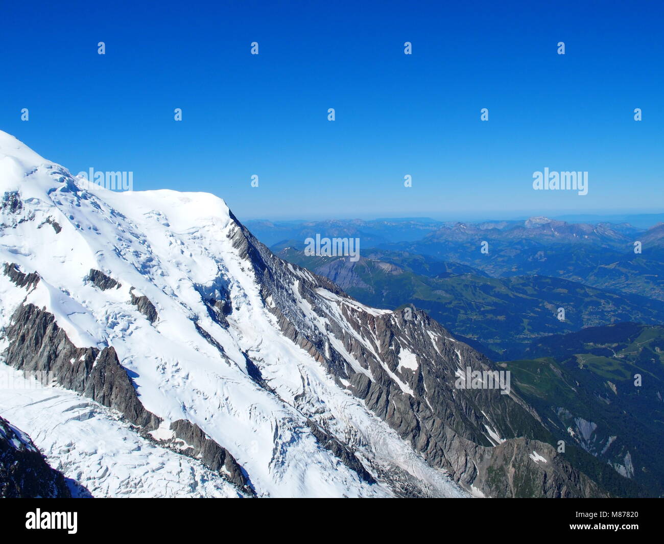 MONT BLANC Gipfel der Alpen Reihe Landschaften in der Schönheit der Französischen Alpen von Aiguille du Midi in Chamonix in Frankreich gesehen mit klarem, blauem Himmel in 201 Stockfoto