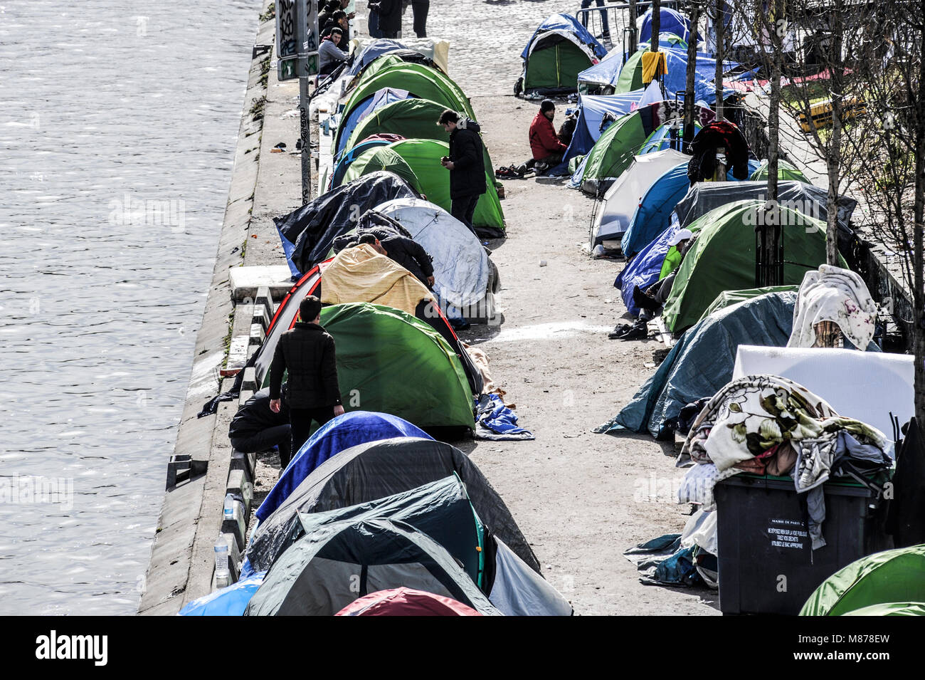 Migranten CAMP IN PARIS FRANKREICH - PARIS CANAL ST MARTIN - PARIS Obdachlosen - CAMP DE MIGRANTEN LE LONG DU CANAL ST MARTIN EIN PARIS® Frédéric BEAUMONT Stockfoto