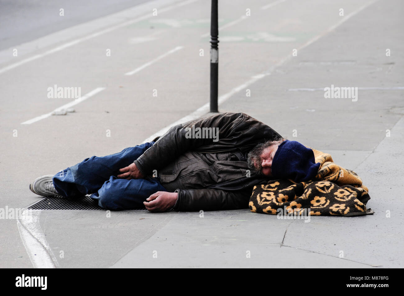 PARIS FRANKREICH - OBDACHLOSEN AUF DER STRASSE ZU SCHLAFEN - PARIS - PARIS WINTER OBDACHLOSEN-SANS ABRI RUHENDEN dans la rue EN PLEIN JOUR © F. BEAUMONT Stockfoto