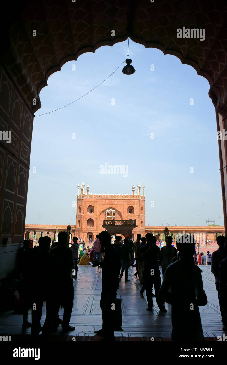 Blick in den Innenhof von der Innenseite der Jama Masjid Moschee nach Freitag Gebet, Old Delhi, Indien Stockfoto
