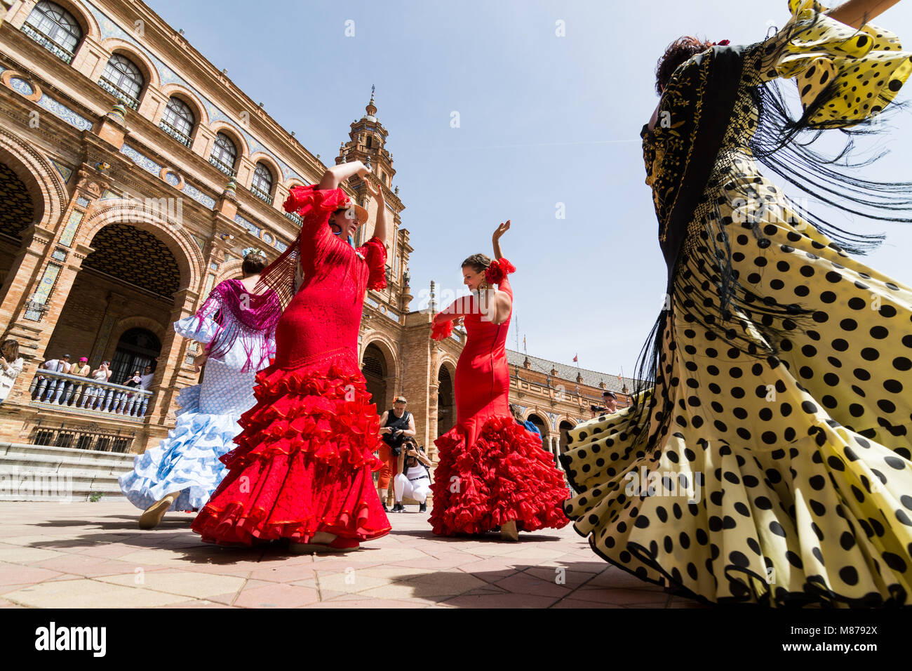 Sevilla, Spanien - Mai 2017: Junge Frauen tanzen Flamenco auf der Plaza de Espana Stockfoto