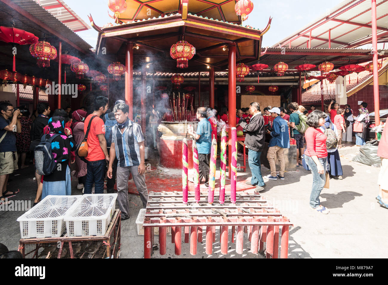 Jakarta, Indonesien - 16. Februar 2018: die Menschen das chinesische Neujahr in der Jin De Yuan Tempel in Glodok, Jakartas Chinatown feiern. Die Stadt halten eine Signi Stockfoto