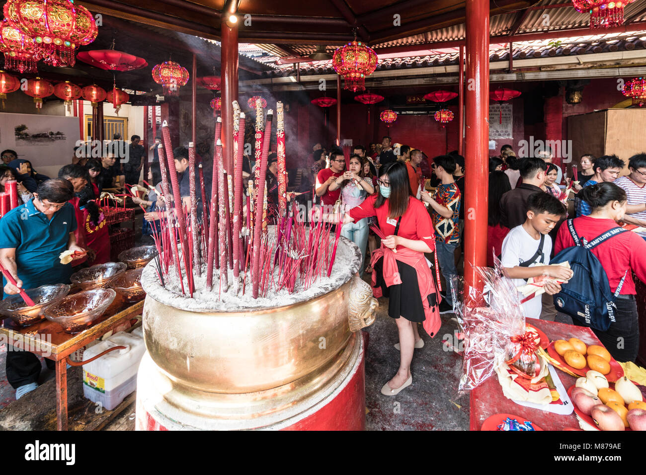 Jakarta, Indonesien - 16. Februar 2018: die Menschen das chinesische Neujahr in der Jin De Yuan Tempel in Glodok, Jakartas Chinatown feiern. Die Stadt halten eine Signi Stockfoto