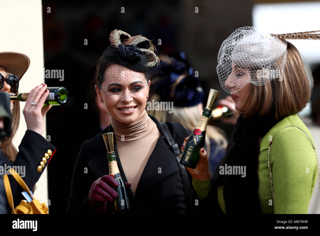 Weibliche racegoers genießen Sie einen Drink während der St Patrick's Donnerstag der Cheltenham Festival 2018 in Cheltenham Racecourse. Stockfoto