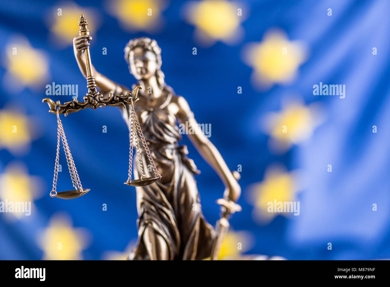 Lady Gerechtigkeit und der Fahne der Europäischen Union. Symbol des Rechts und der Justiz mit der EU-Flagge. Stockfoto