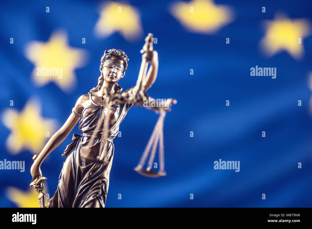 Lady Gerechtigkeit und der Fahne der Europäischen Union. Symbol des Rechts und der Justiz mit der EU-Flagge. Stockfoto
