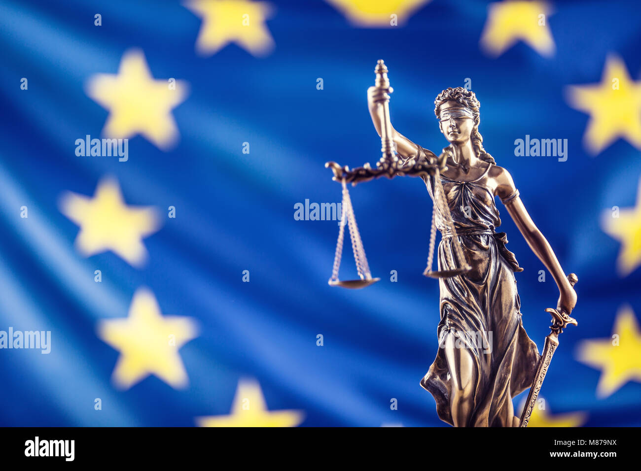 Lady Gerechtigkeit und der Fahne der Europäischen Union. Symbol des Rechts und der Justiz mit der EU-Flagge. Stockfoto